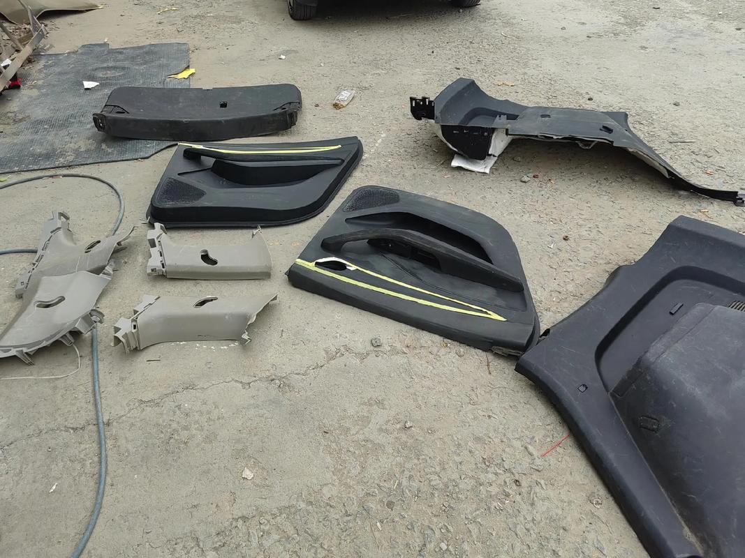 汽車內(nèi)飾板嚴(yán)重劃傷修復(fù)與配件翻新全解析