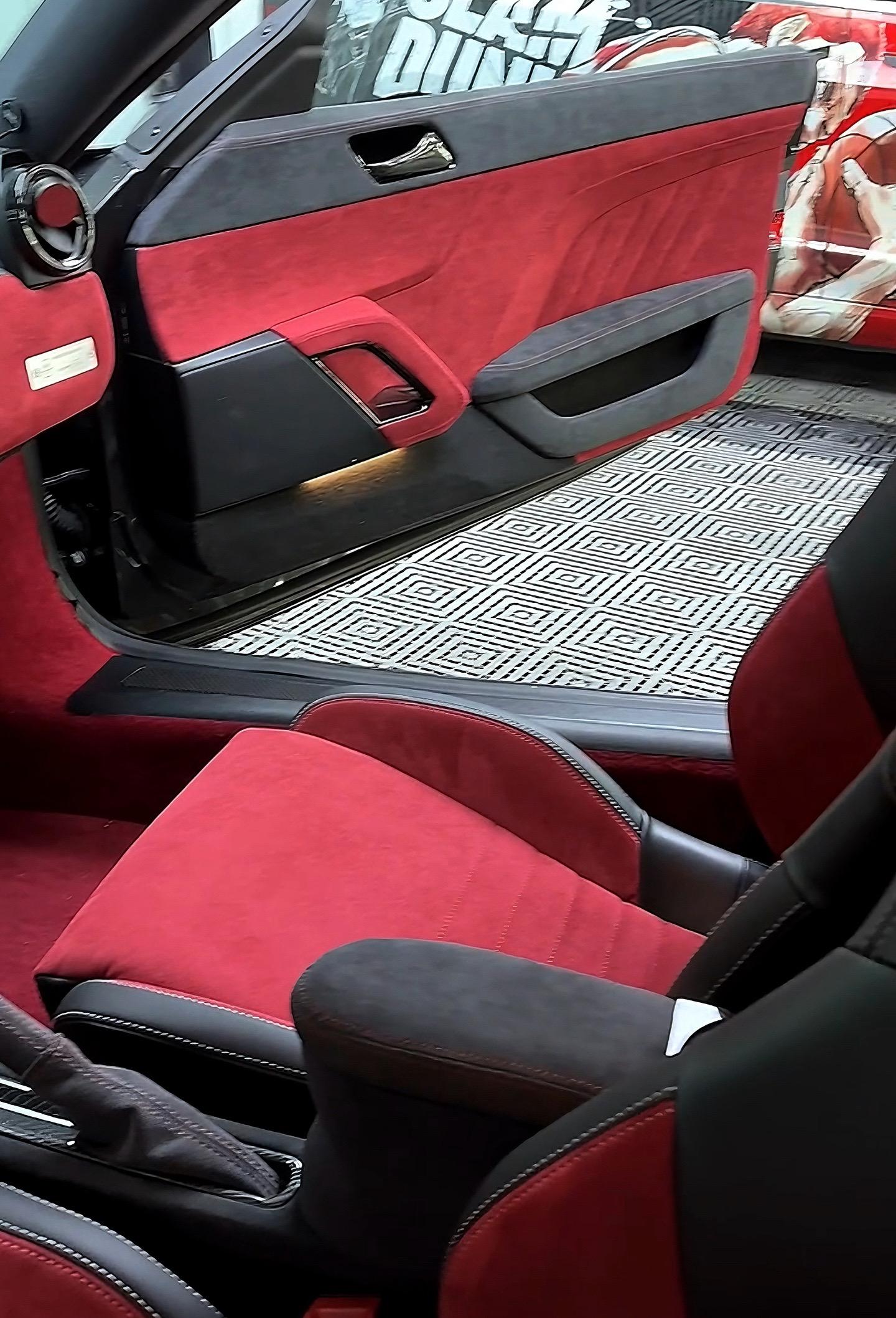 路特斯與Alcantara?內飾 當極致輕量化邂逅觸感藝術